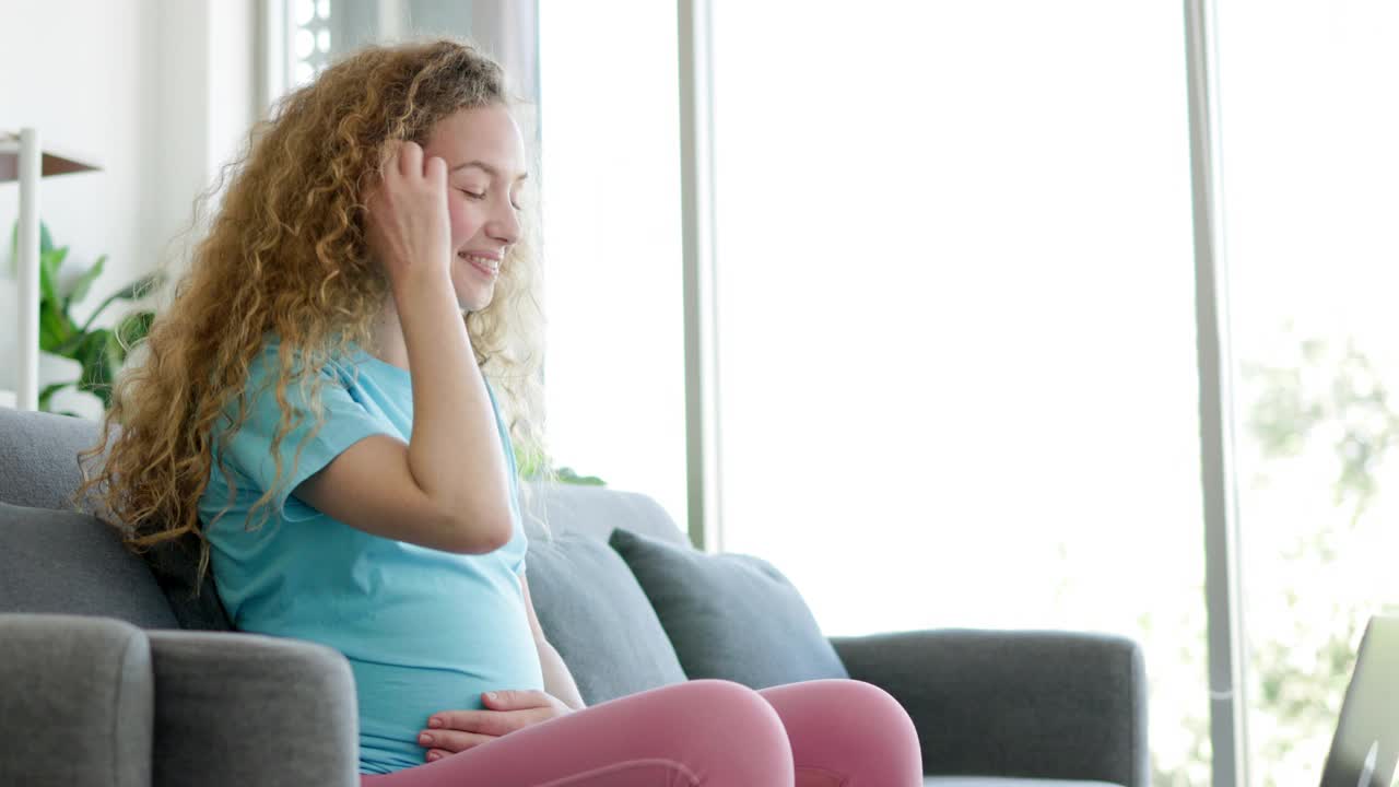 一名白人孕妇正在与医生视频通话，准备照顾她未出生的孩子。女人很高兴有孩子。咨询通信技术视频下载