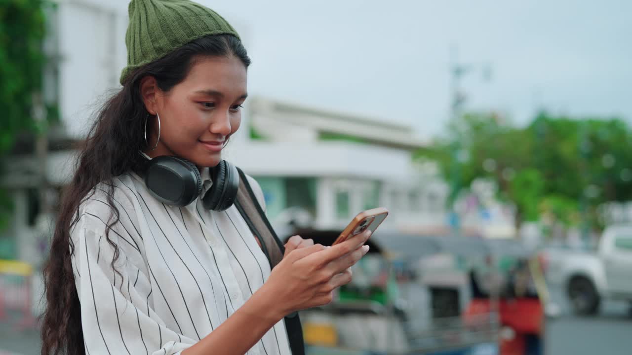 亚洲女子用人工智能软件叫出租车视频素材