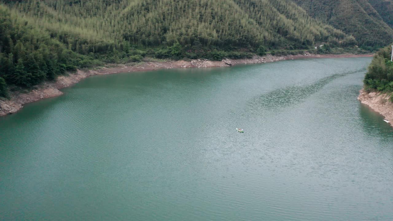 湖中皮划艇的航拍照片视频素材