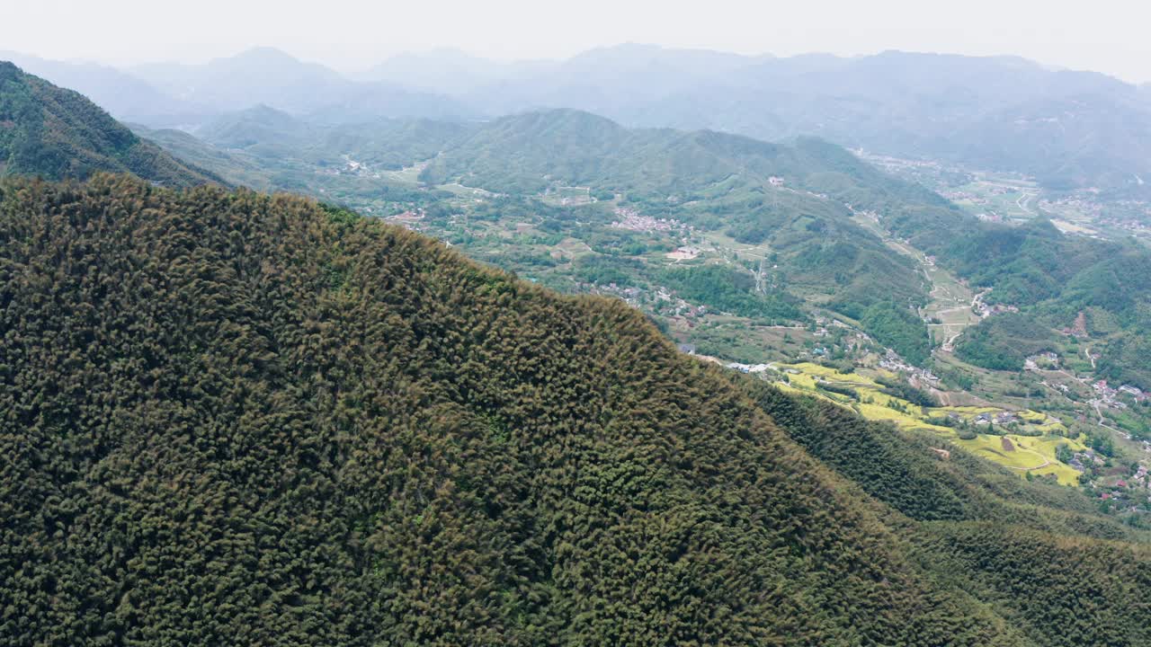 山脉和湖泊的航空摄影视频素材