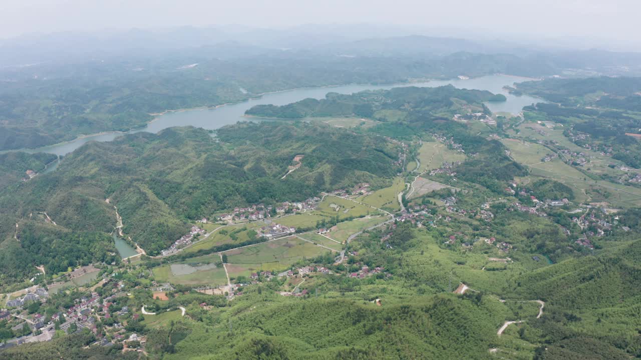 山脉和湖泊的航空摄影视频素材