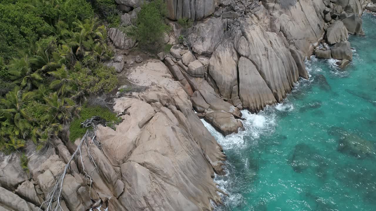 美丽的蓝色海洋和岩石海岸线。水平静而清澈视频下载