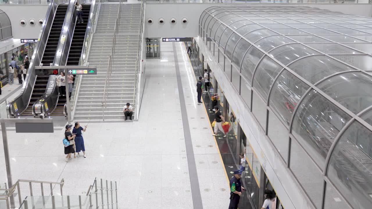 深圳港下北站繁忙的行人流量视频下载