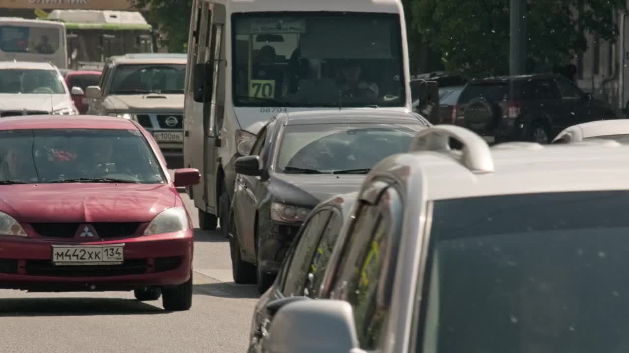 时间流逝的汽车沿着道路行驶，行人过马路在一个绿色的交通灯在人行横道视频下载