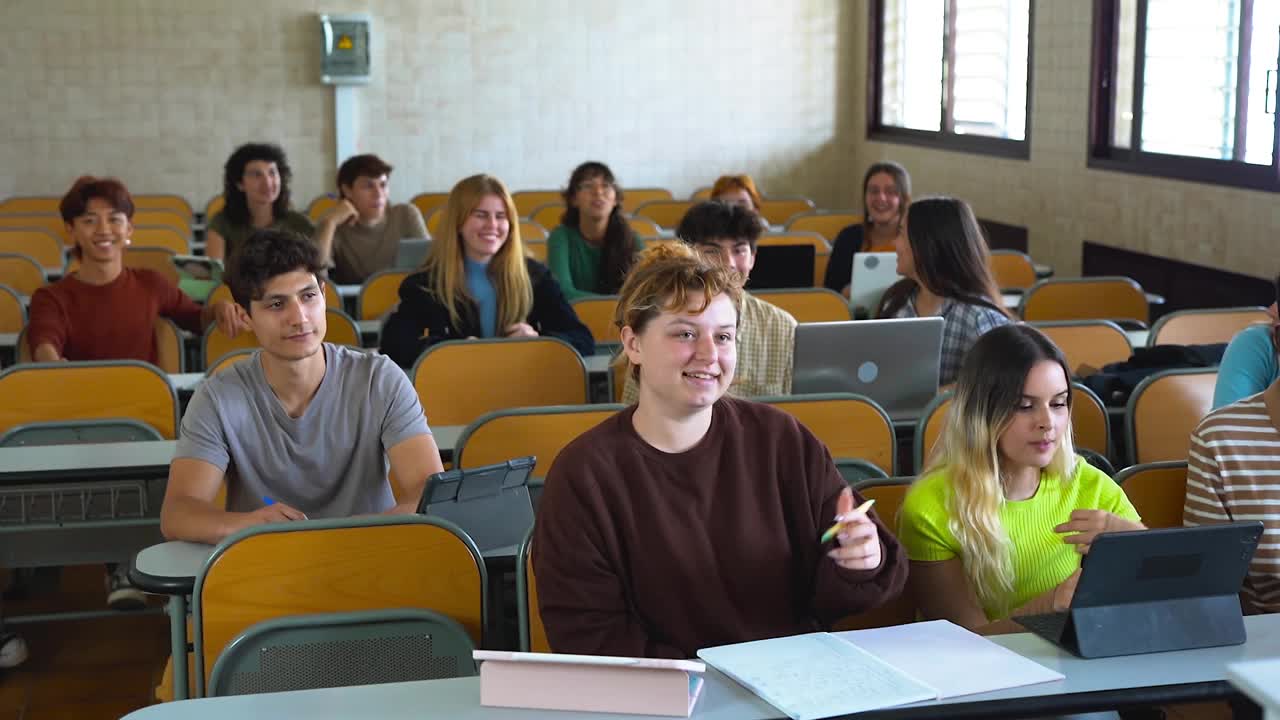 坐在教室里上数学课的多种族学生——多元化的年轻人、教育和大学理念视频下载