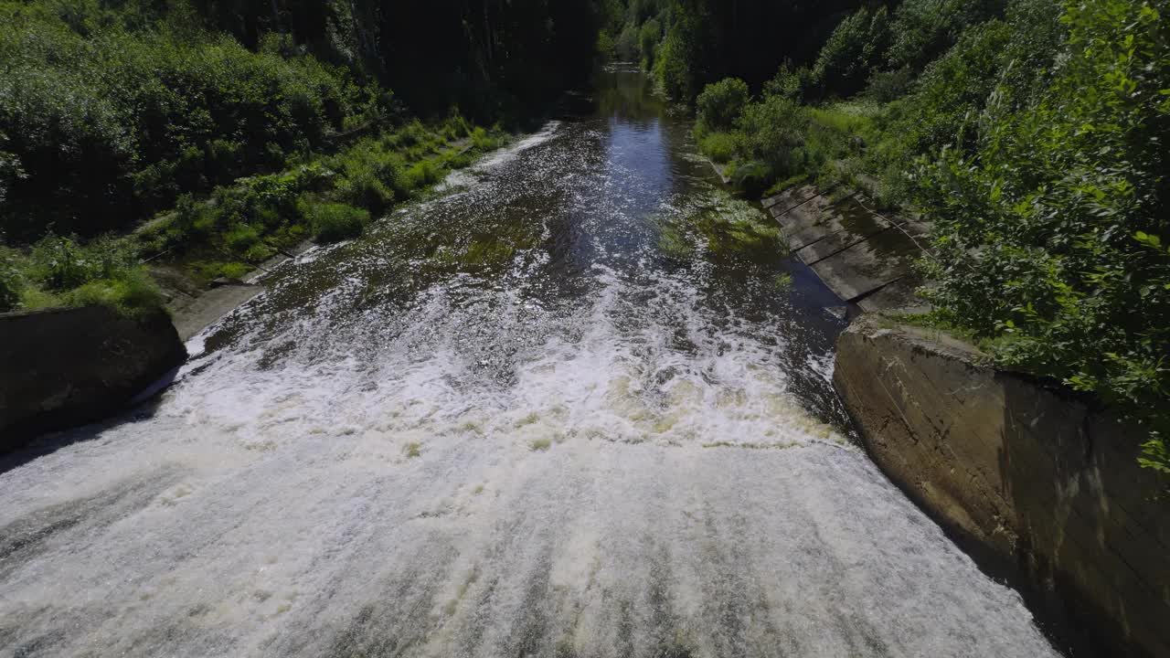 水流过坝入河视频素材