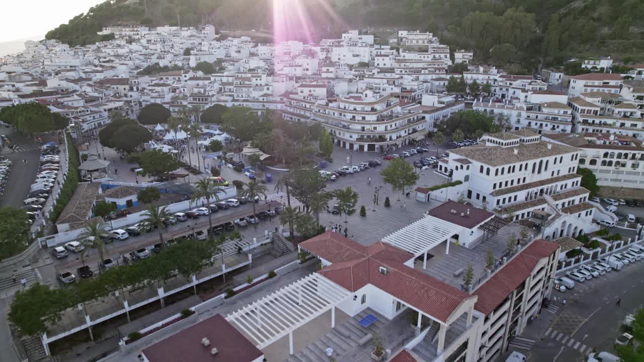 鸟瞰一个白色的村庄在日落，迷人的建筑在宁静的自然环境，米哈斯视频下载