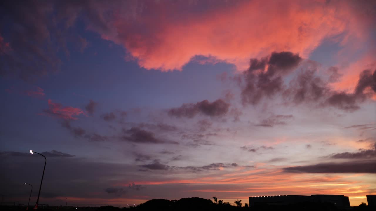 夕阳下飞机降落的剪影视频下载