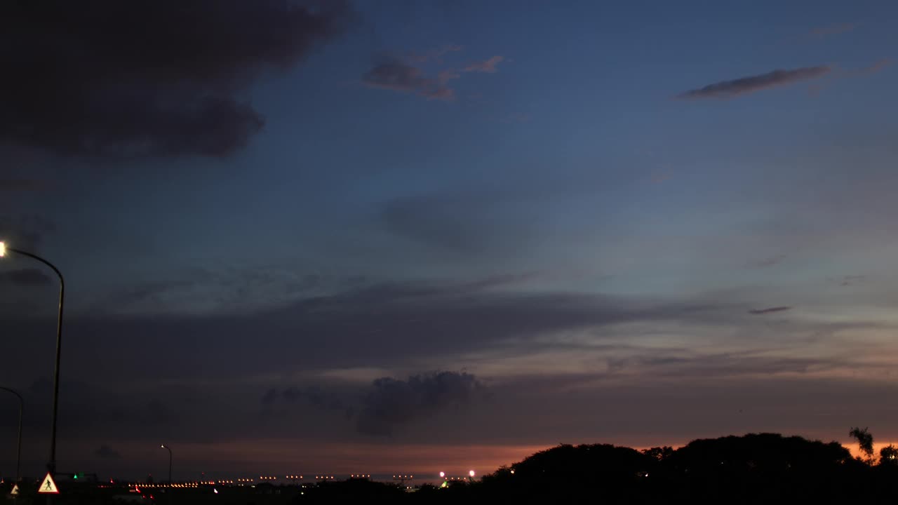 夕阳下飞机降落的剪影视频下载