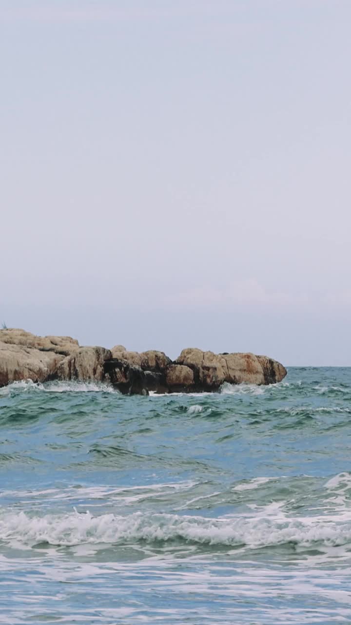 阴天波涛汹涌拍打海岸的宁静景象视频素材