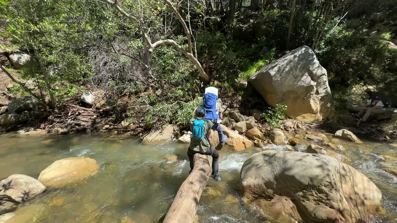 全家徒步旅行，一起探索加州视频素材