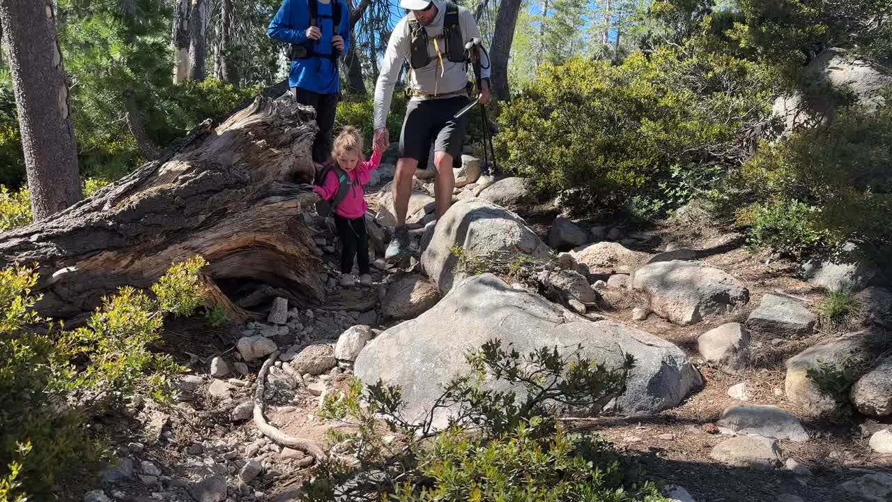 全家徒步旅行，一起探索加州视频素材