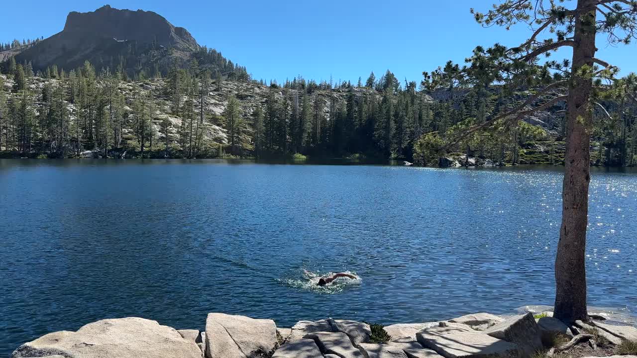 全家徒步旅行，一起探索加州视频素材