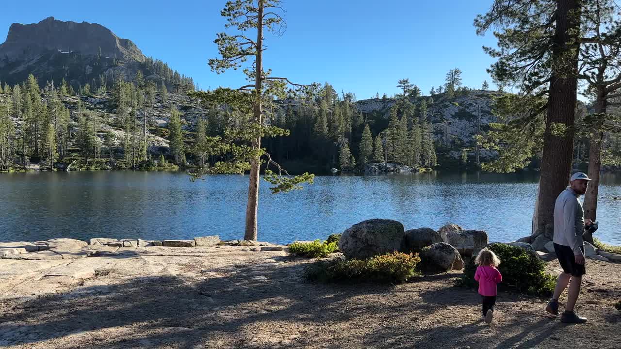 全家徒步旅行，一起探索加州视频素材