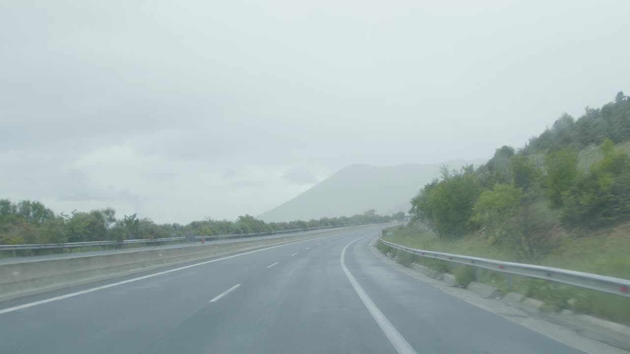 道路视图驾驶和下雨视频下载