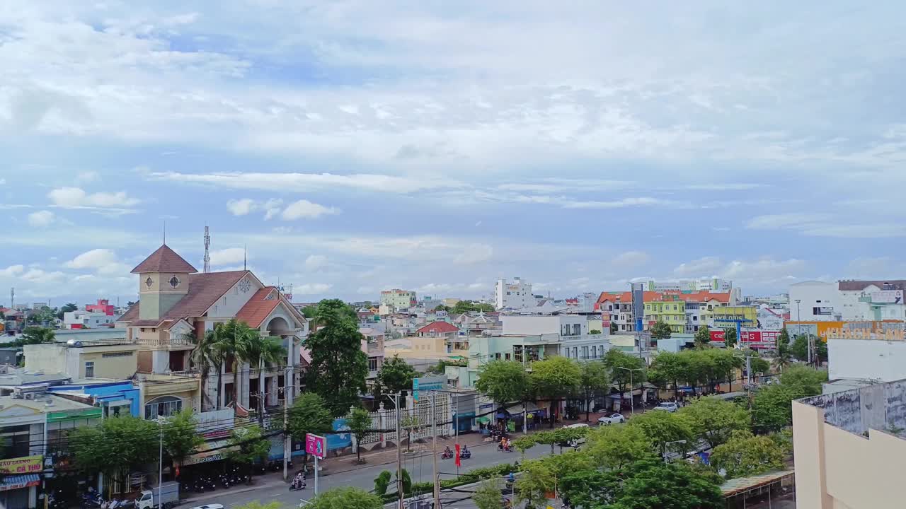 越南芹苴市早晨的街景，房屋和车辆。视频素材