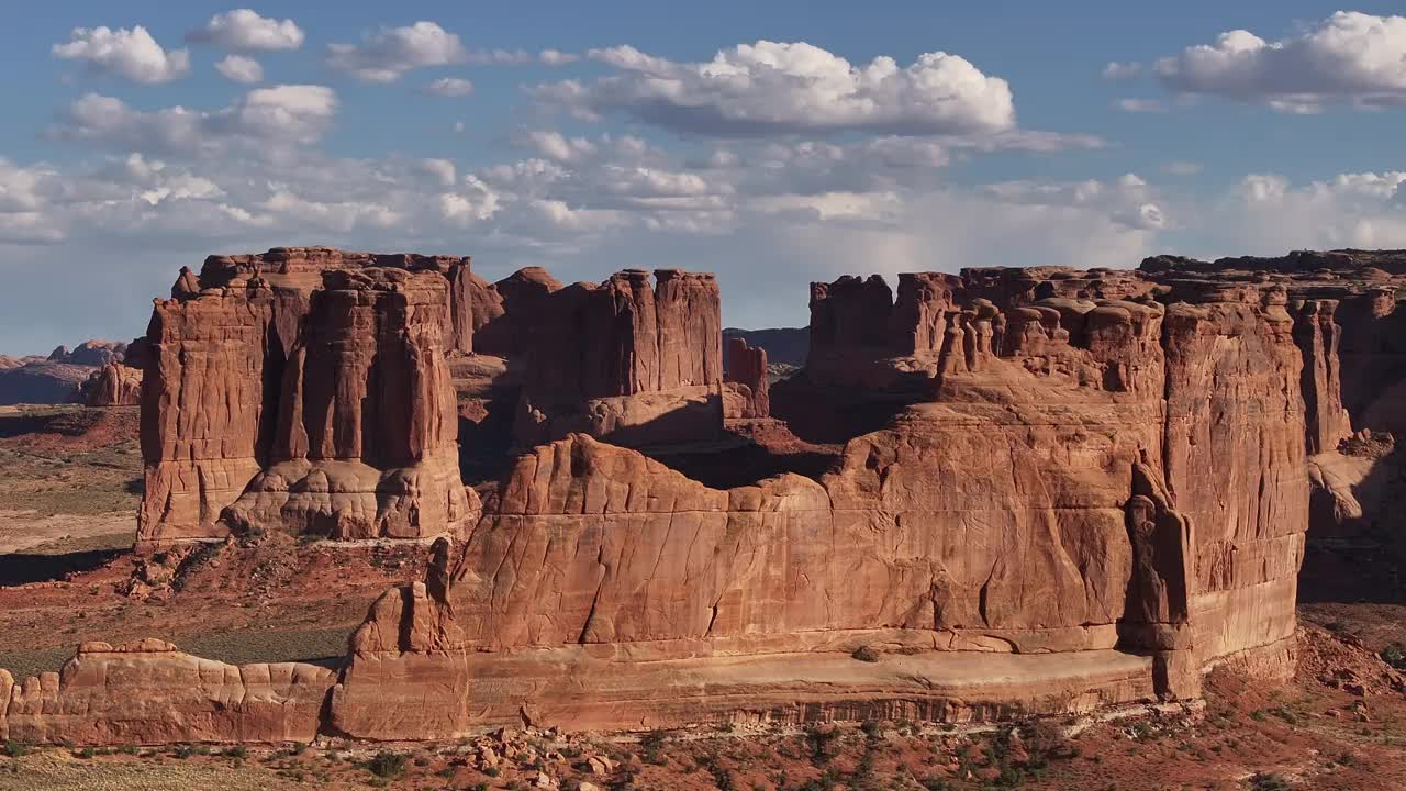 美国犹他州摩押附近的红色岩层的壮丽景色，体现了沙漠景观的美丽和宏伟。视频素材