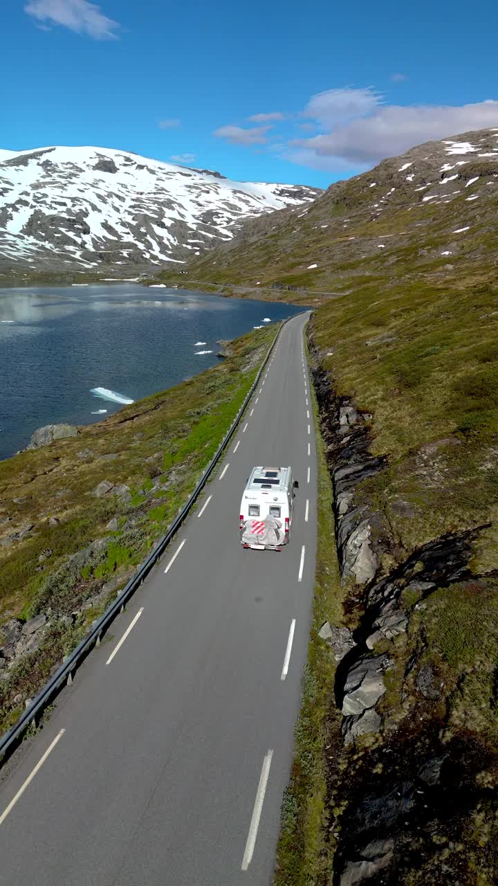 风景公路之旅，露营车在Langvatnet, Geiranger，挪威视频素材