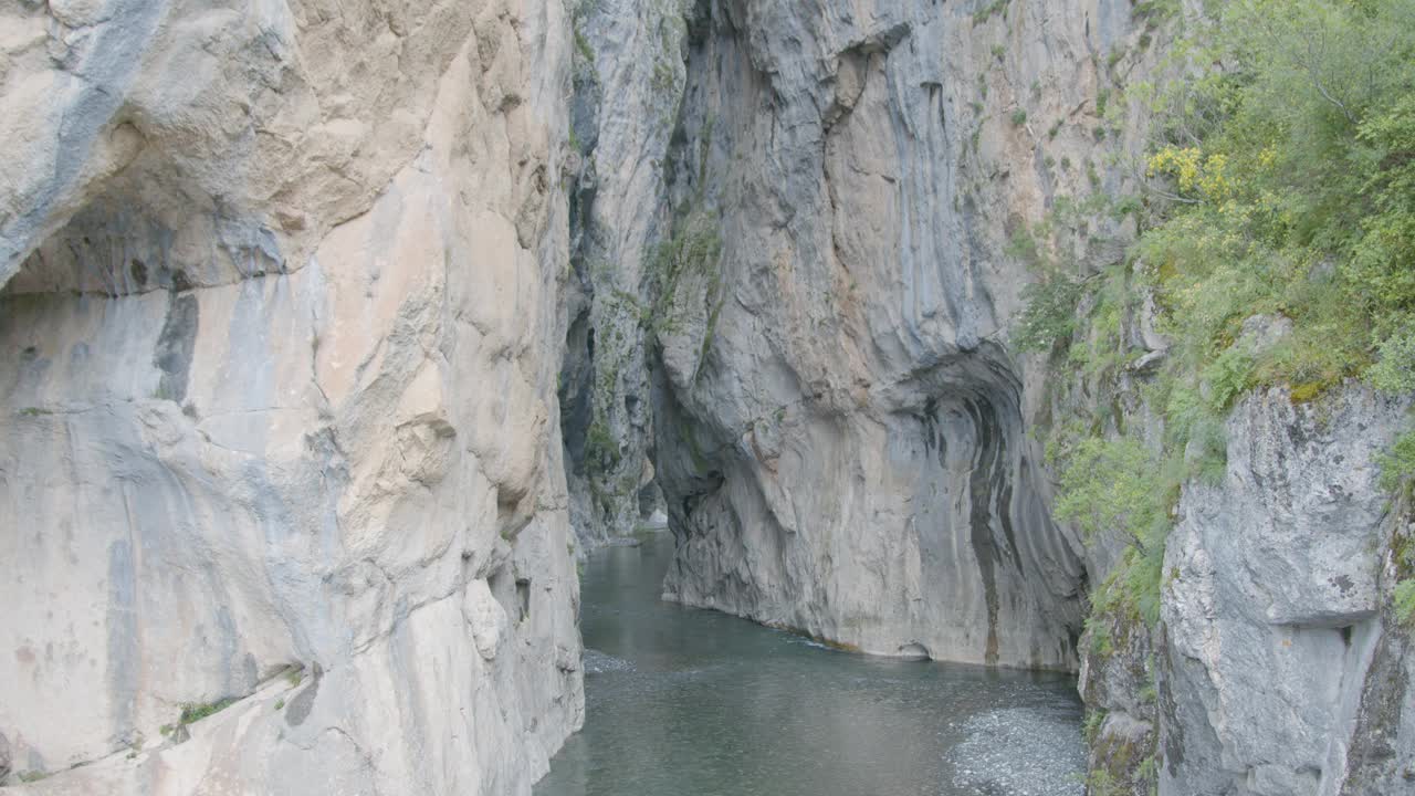 峡谷景观，河流和岩石视频下载