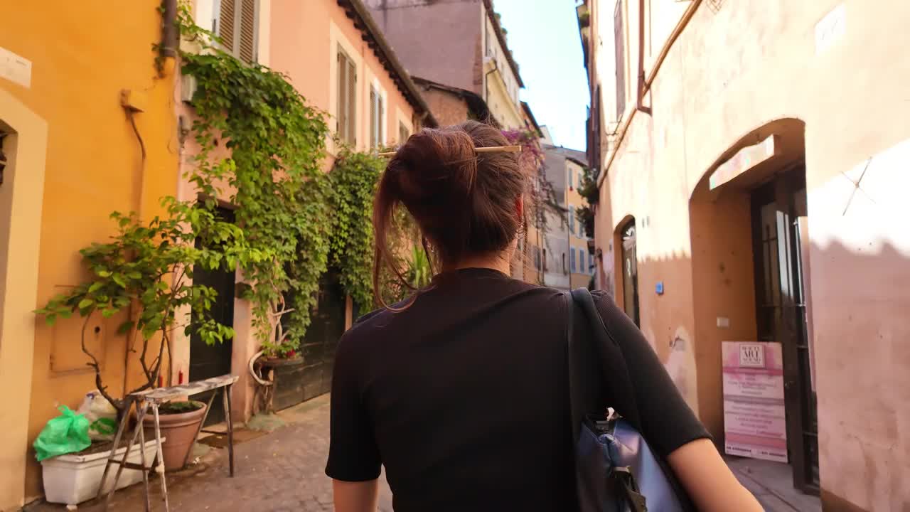 年轻女子在罗马市中心一条舒适的街道上散步视频下载
