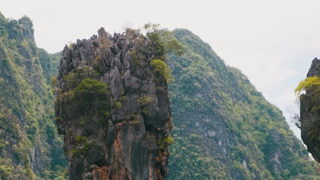 在泰国普吉岛附近的詹姆斯邦德岛上，大海中的岩石特写。泰国攀牙湾的考平坎岛。是亚洲的热门旅游和旅游目的地视频素材