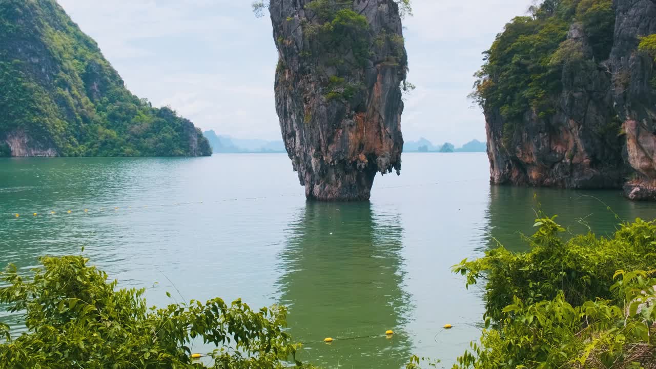 泰国普吉岛附近著名的詹姆斯·邦德岛。泰国攀牙湾的考平坎岛有岩层。是亚洲的热门旅游和旅游目的地视频素材