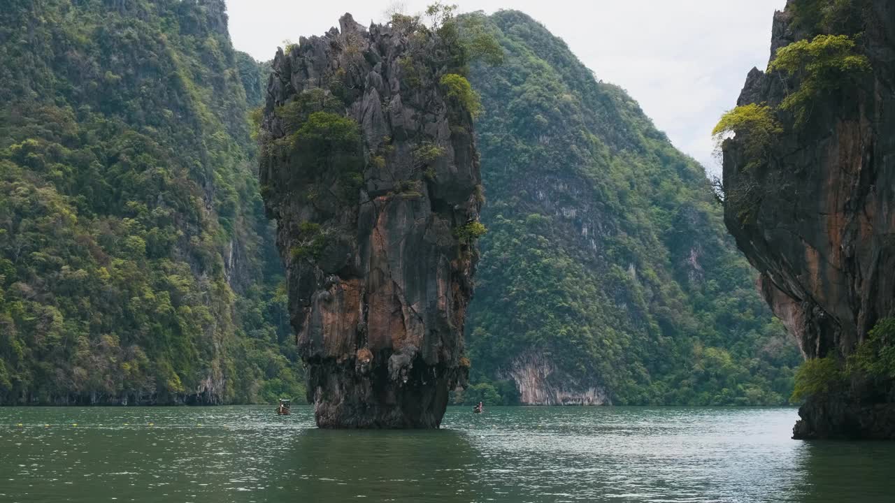 詹姆斯·邦德岛位于泰国普吉岛附近。泰国攀牙湾的考平坎岛有岩层。是亚洲的热门旅游和旅游目的地视频素材