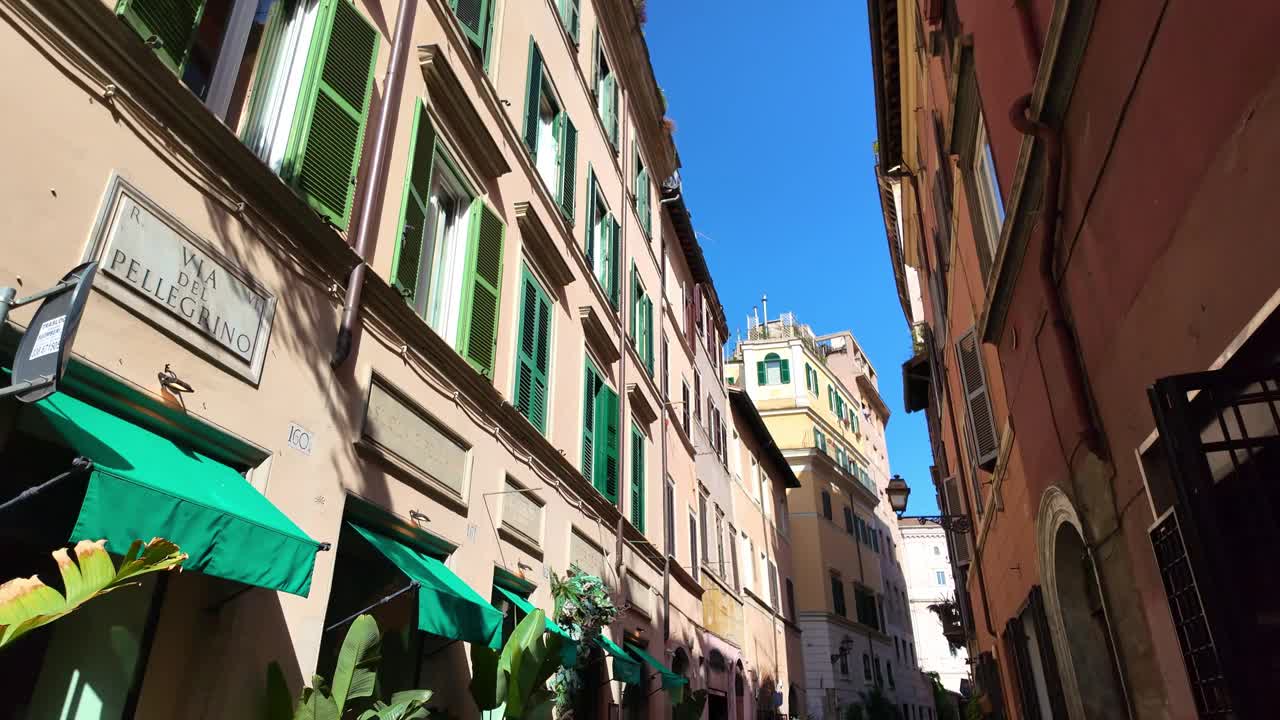 意大利，罗马——漫步在经典而美丽的老城区中心，佩莱格里诺大街视频下载