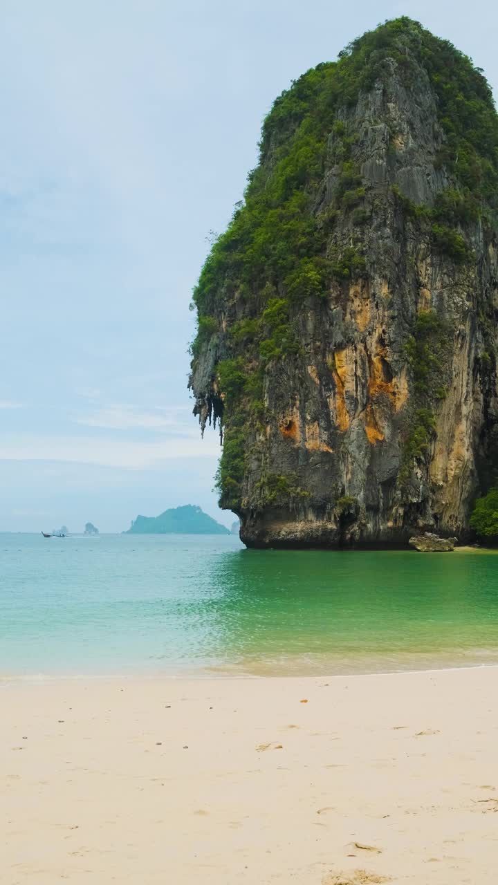 泰国甲米的莱利湾，Phra Nang沙滩和无人的Ko Rang Nok岩石岛。旅游度假的热门度假胜地。垂直方向视频素材