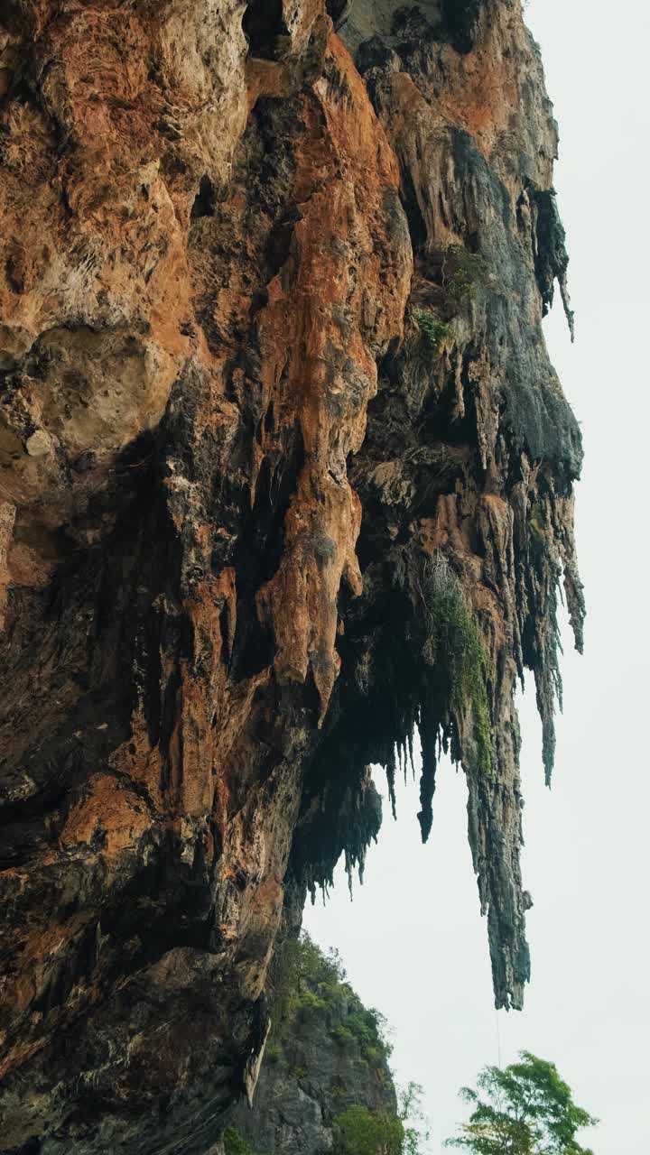 泰国甲米拉伊湾，Phra Nang洞穴海滩上的岩层。旅游度假的热门度假胜地。垂直方向视频素材