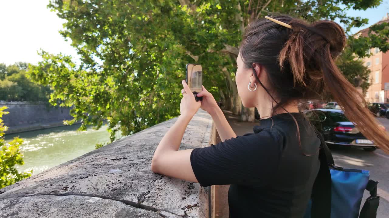年轻女子在罗马河边拍照视频下载