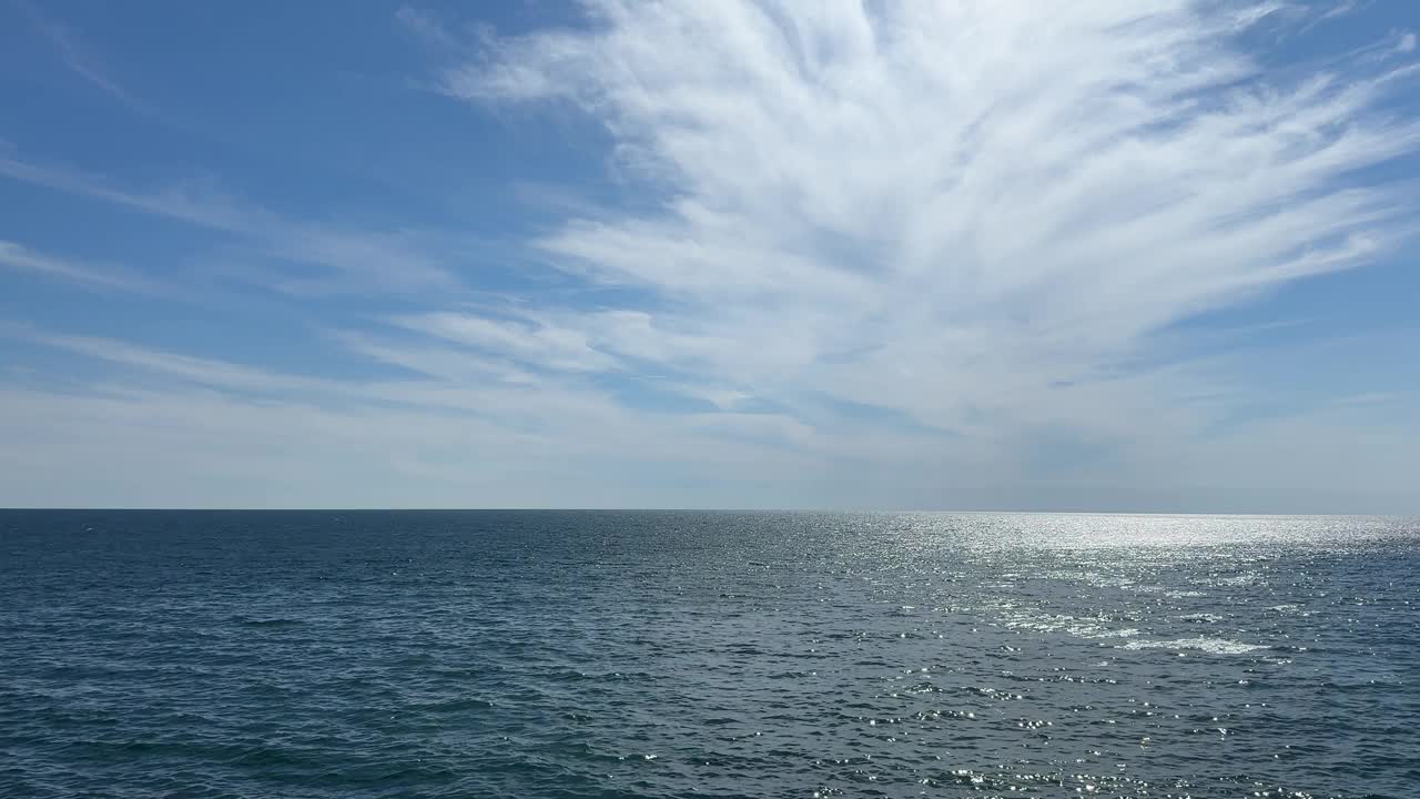 海和天空云美丽的海景视频素材