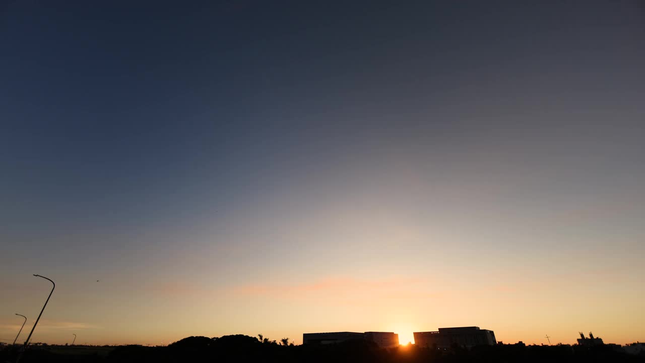 夕阳下飞机降落的剪影视频素材