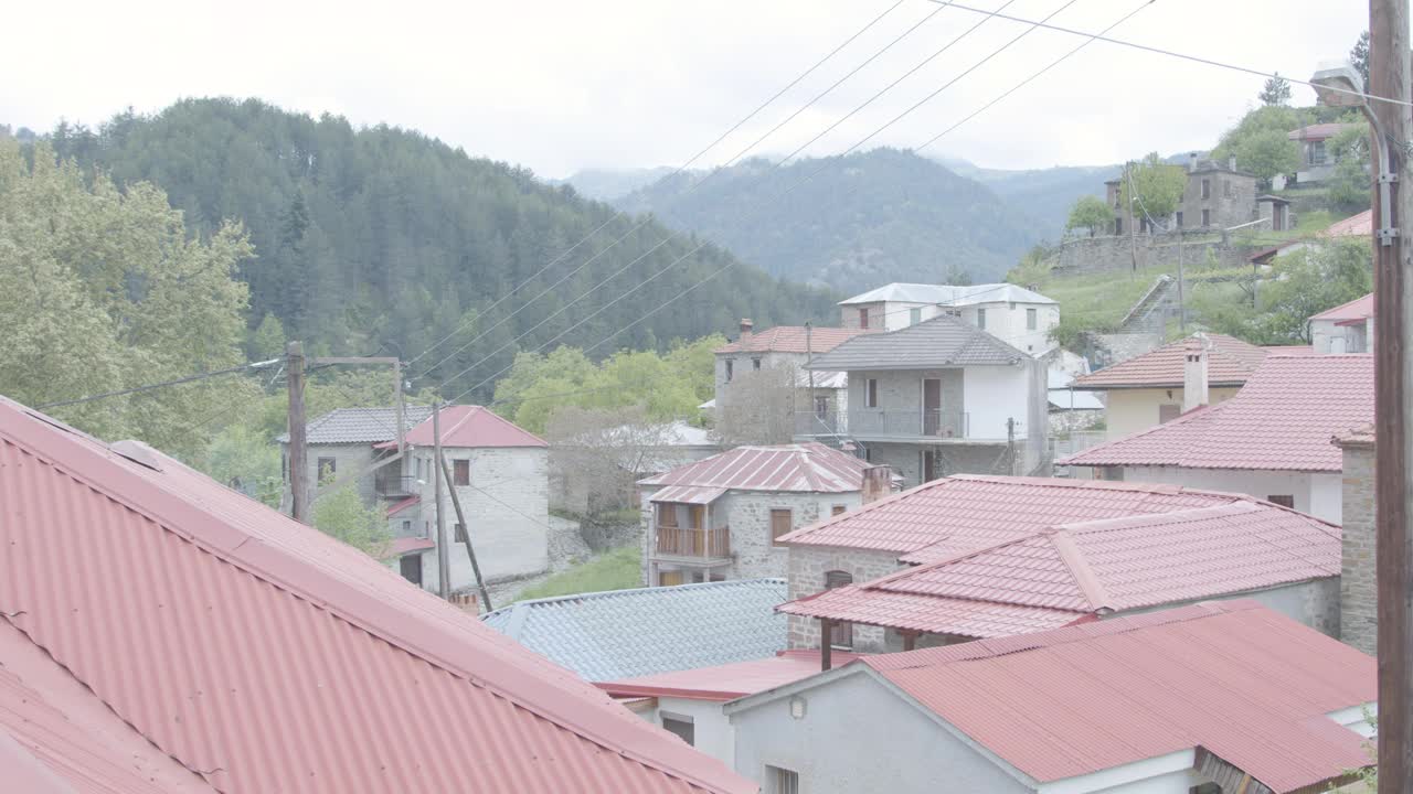 山上的传统希腊村庄视频素材