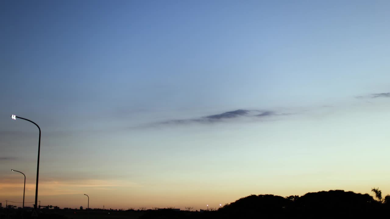 夕阳下飞机降落的剪影视频素材