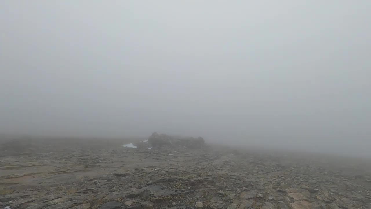 雷雨天，玛若玛峰有雪风和雾视频下载