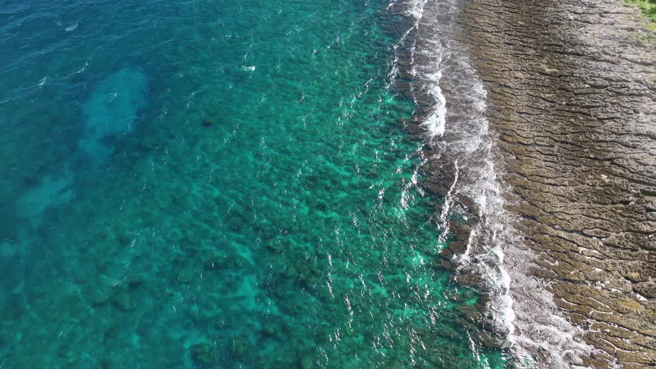 鸟瞰台湾小柳球岛美丽的海岸线视频素材