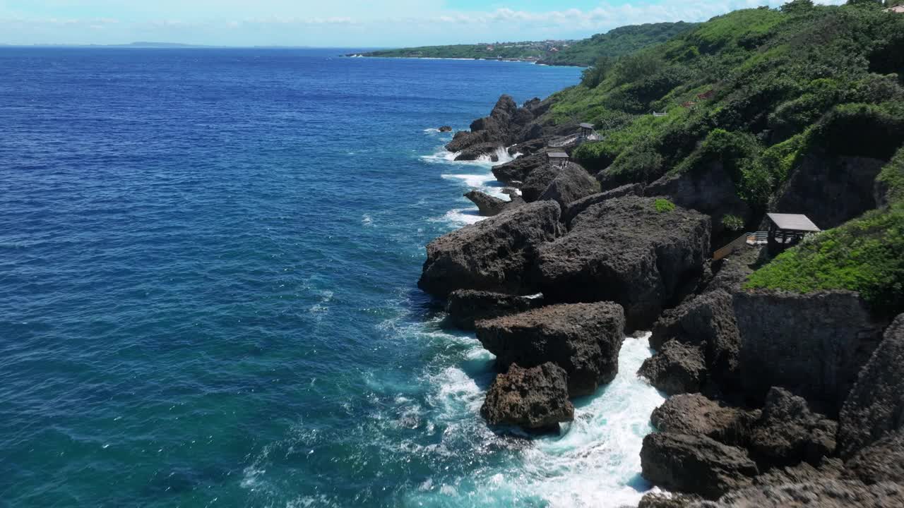 鸟瞰台湾小柳球岛美丽的海岸线视频素材