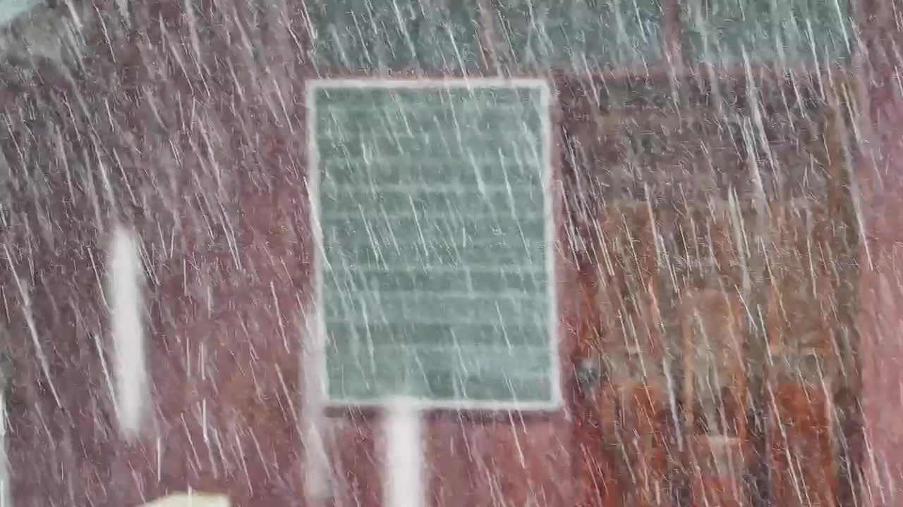 在雨季，雨水从木屋的屋顶上落下。宏观的视频。视频下载