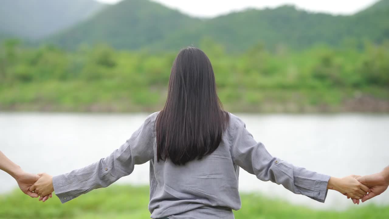 一群亚洲人在暑假一起徒步旅行和露营。视频素材