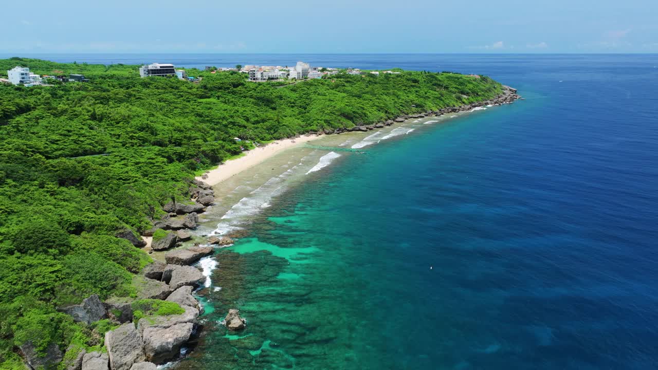 鸟瞰台湾小柳球岛美丽的海岸线视频素材