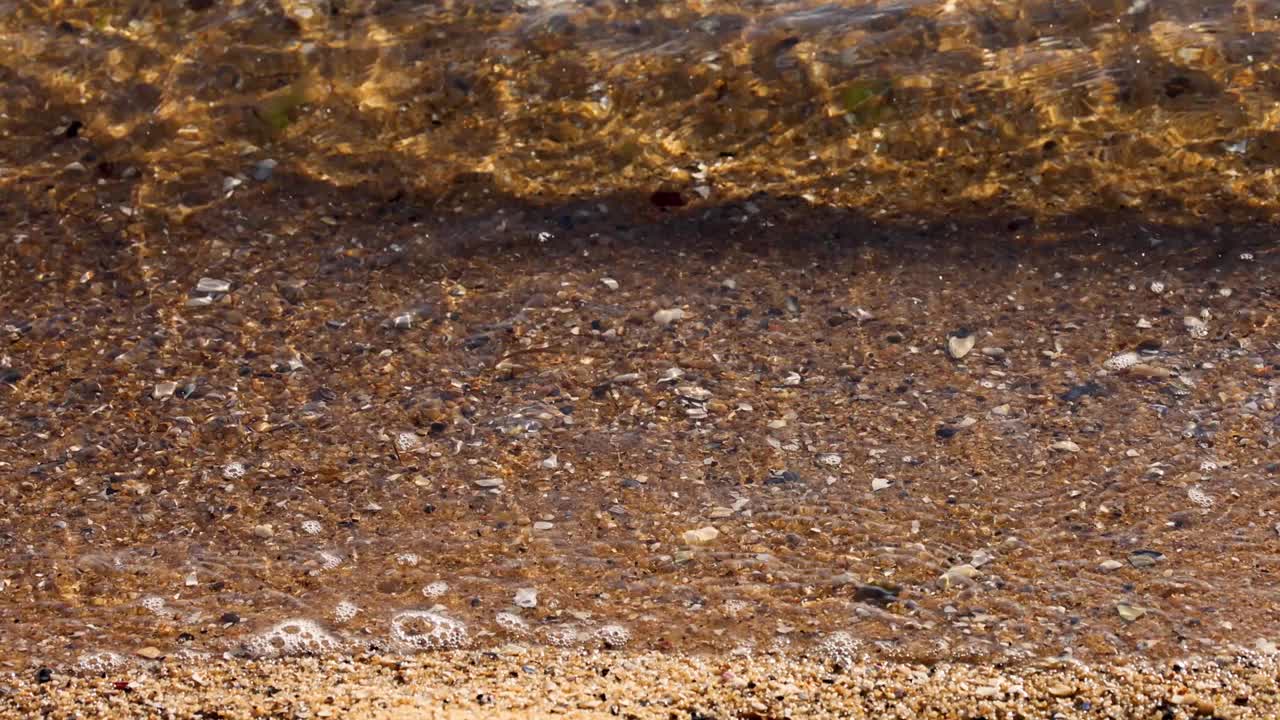 海浪轻轻地拍打着布莱顿海滩视频素材