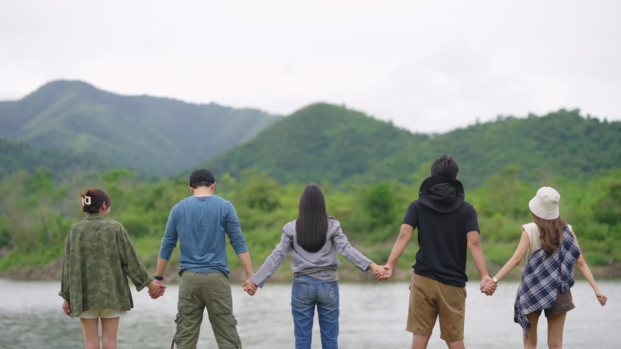 一群亚洲人在暑假一起徒步旅行和露营。视频下载