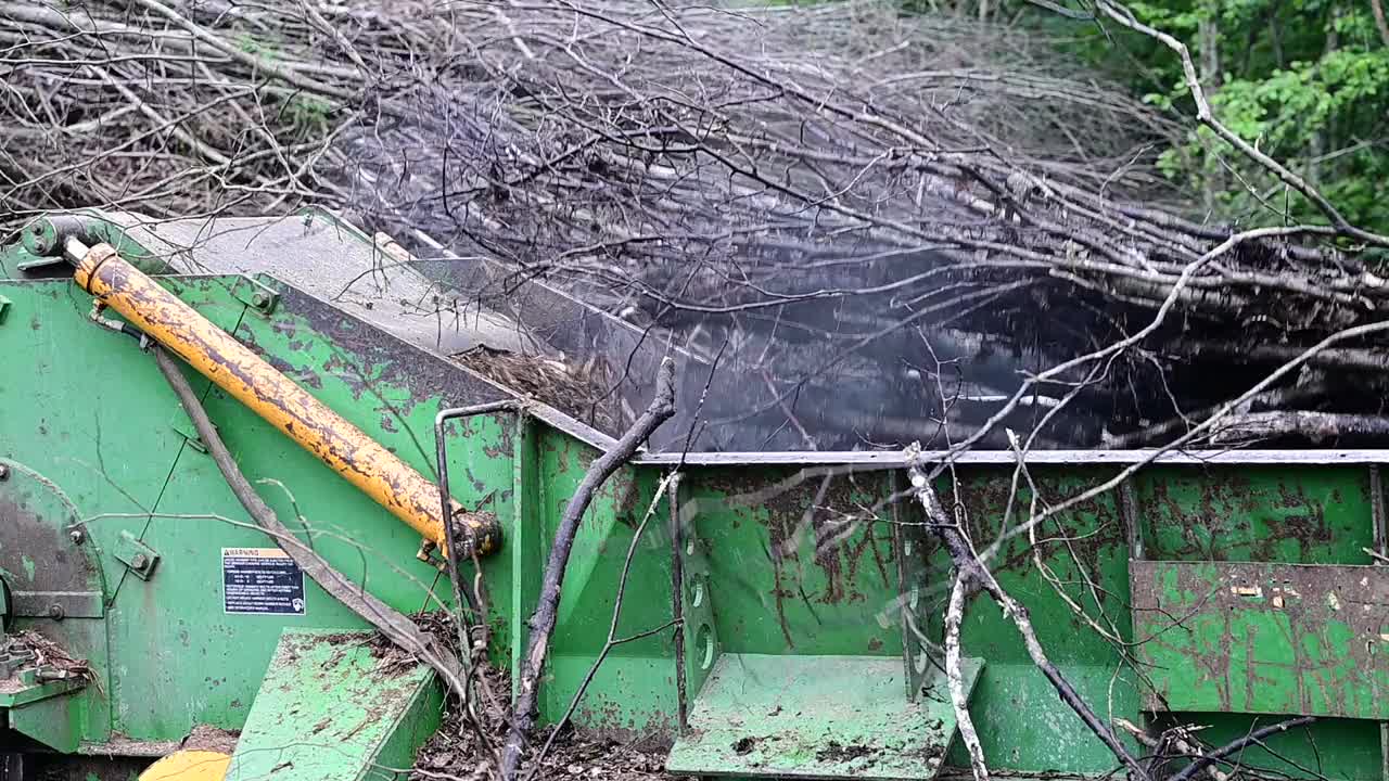 木材切片机，管理家具或能源生产的木材废料。视频下载