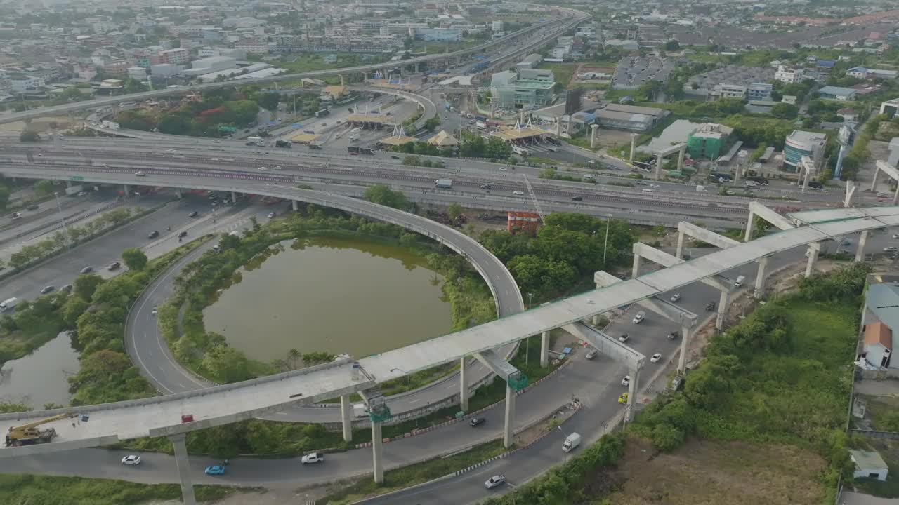 鸟瞰图城市汽车运输在十字路口繁忙的道路视频素材