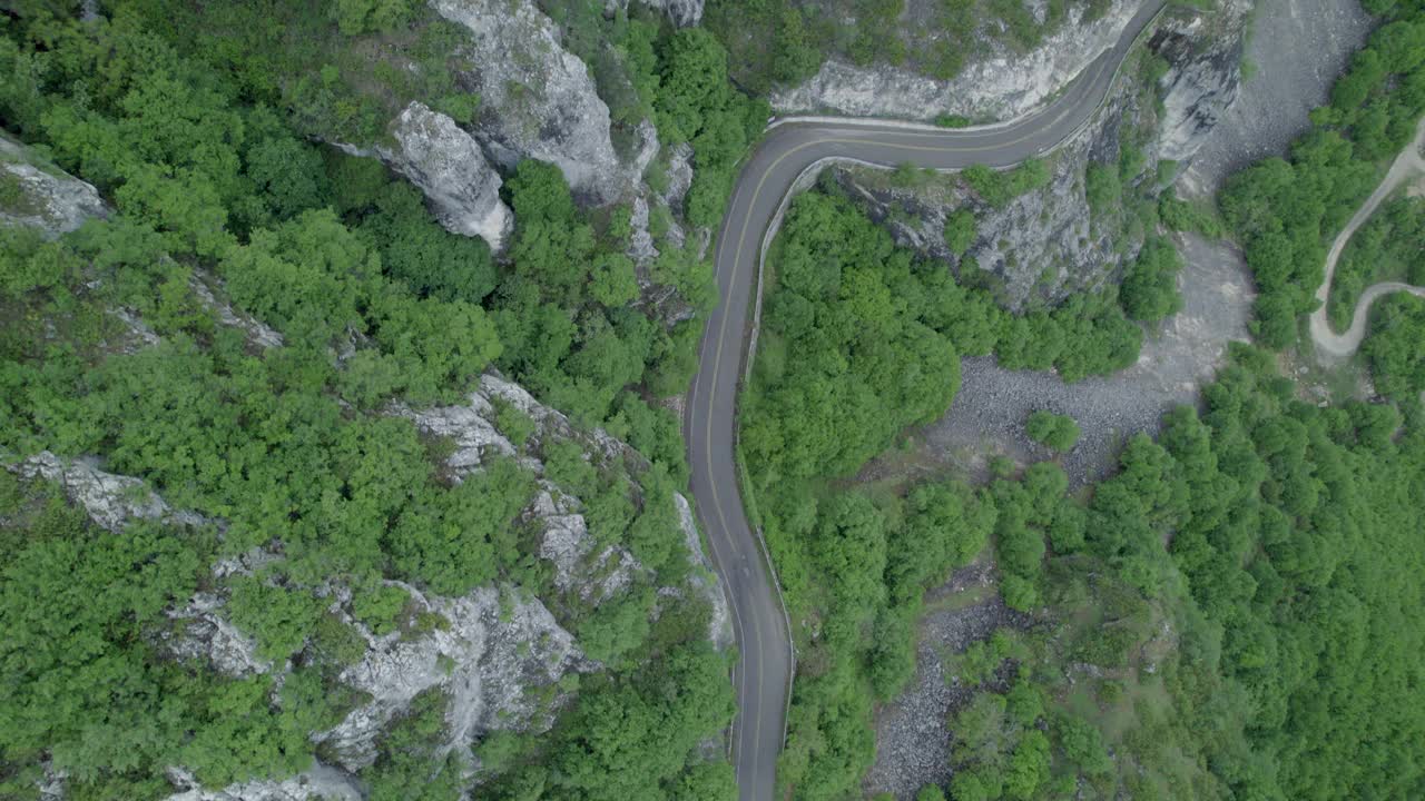 一条山路的俯视图，无人机拍摄的视频素材