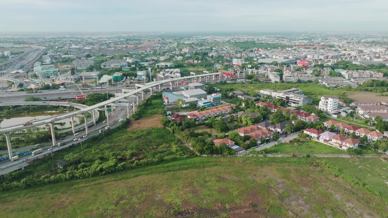 鸟瞰图城市汽车运输在十字路口繁忙的道路视频下载