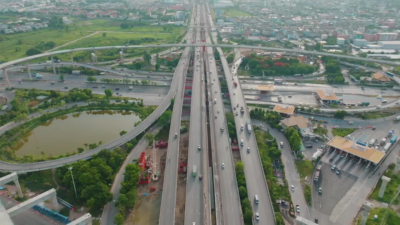 鸟瞰图城市汽车运输在十字路口繁忙的道路视频下载