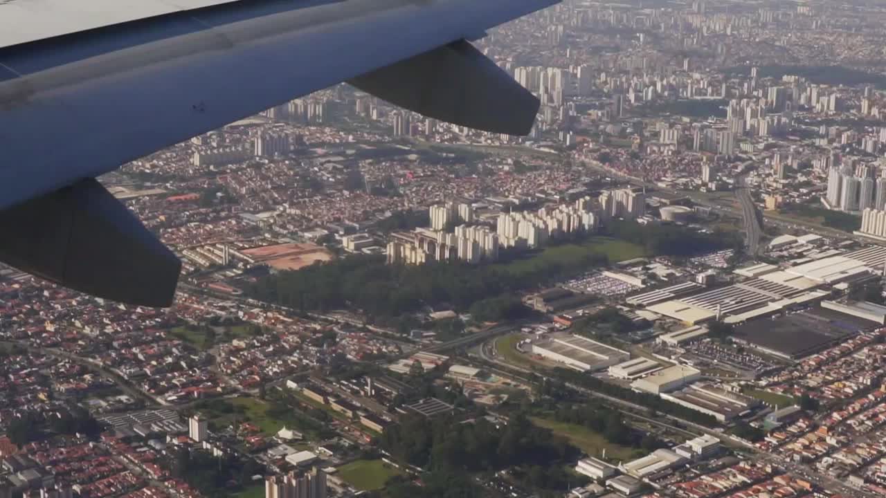 从飞机窗口鸟瞰图视频下载