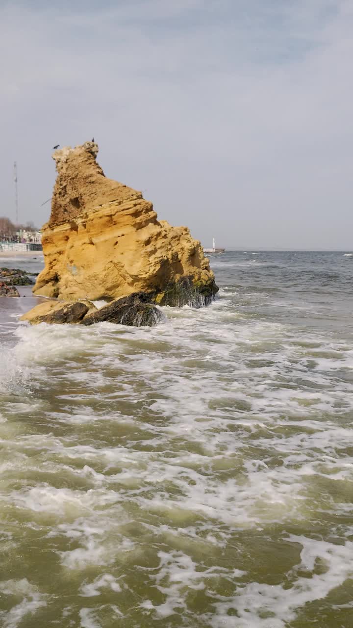 海浪拍打在敖德萨海岸的岩石上视频素材